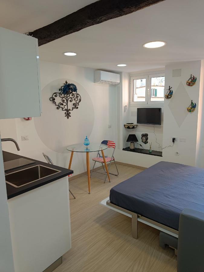 Apartmán Le Maschere Di Palazzo Rosso. Janov Exteriér fotografie